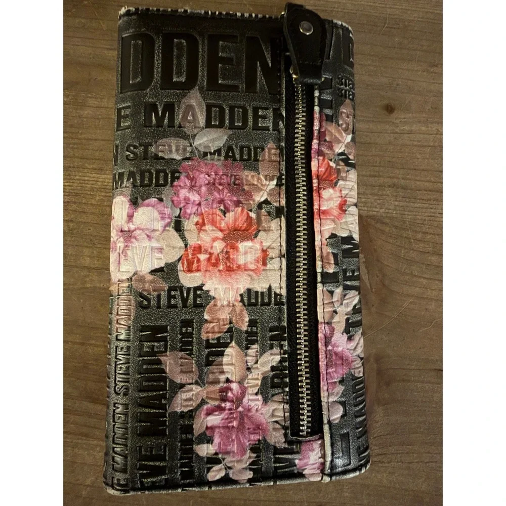 Steve Madden Black Floral Embossed Logo Tri-Fold Wallet Gold Tone Bar‎ Accent